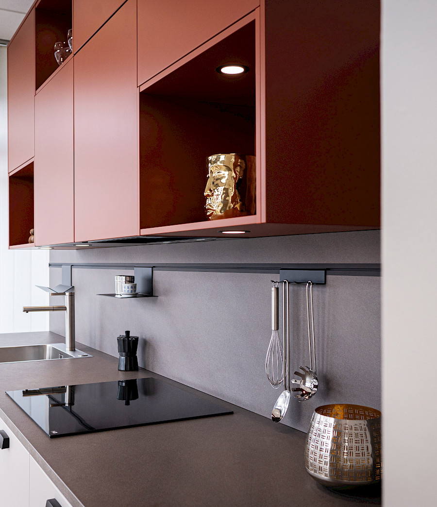 Rot Beige Küche mit Hochschränken - Hartl Küchenhaus Freising