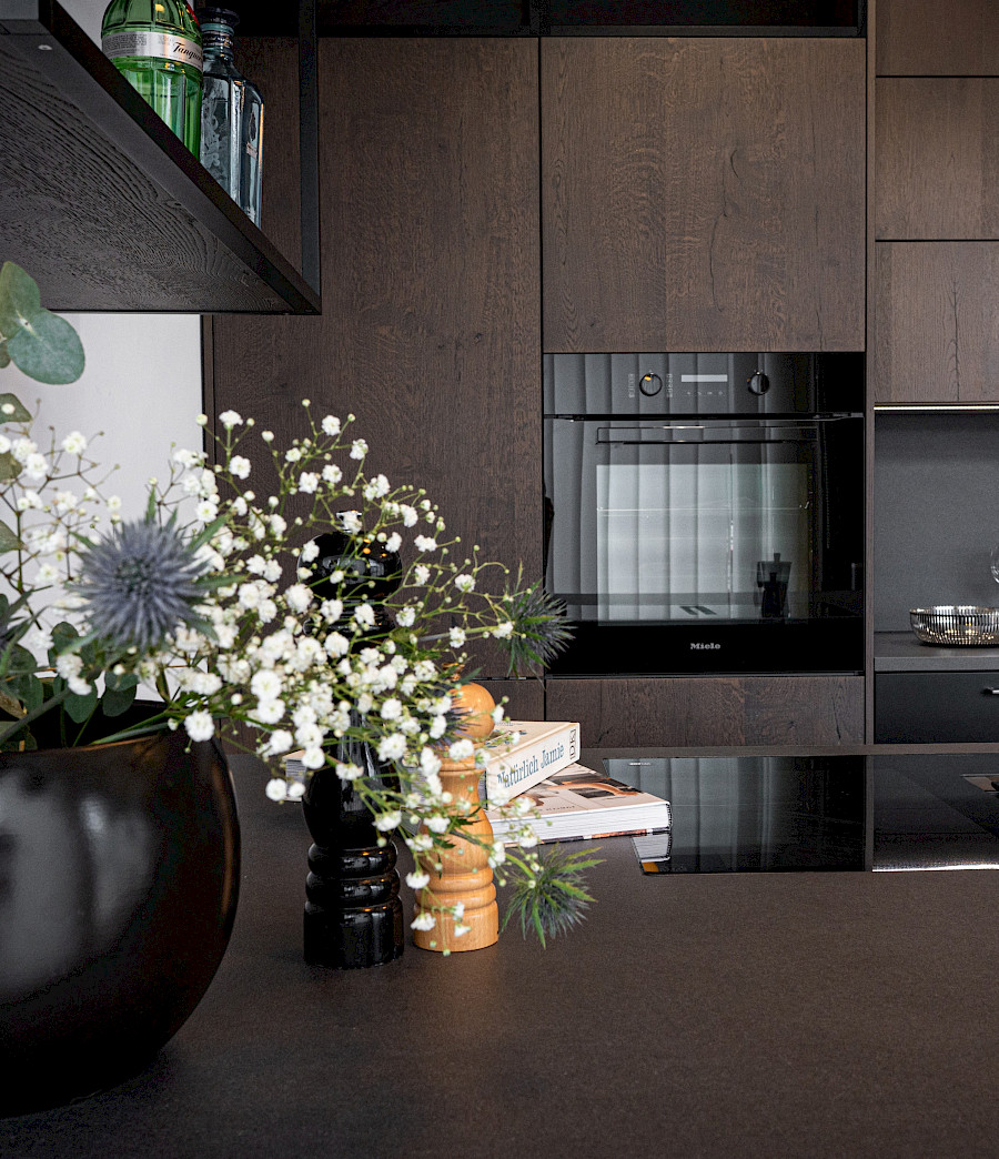 Küchenregal Arbeitsplatte - Dunkle Küche - Dunkle Holzküche