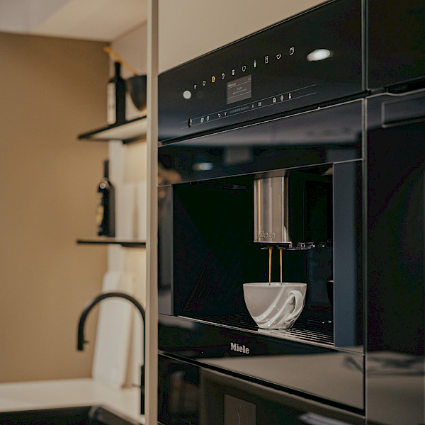 Miele Einbaugeräte - Schwarze Küchenarmatur