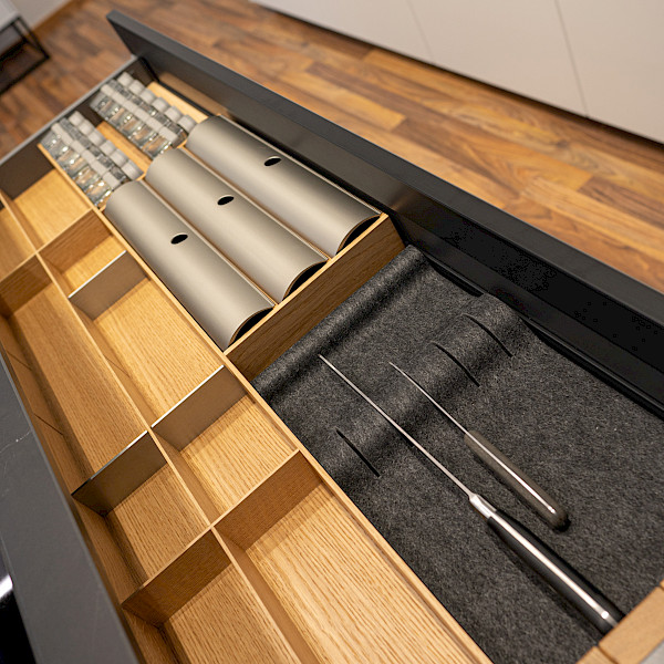 Küche grau holz mit Besteckfach - Küchenhaus Hartl in Freising