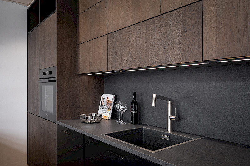 schwarze Küche mit Holz - Hartl Küchenhaus Freising