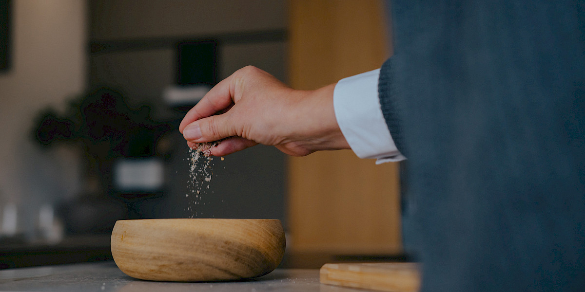 Holzschüssel auf Granitplatte Küche